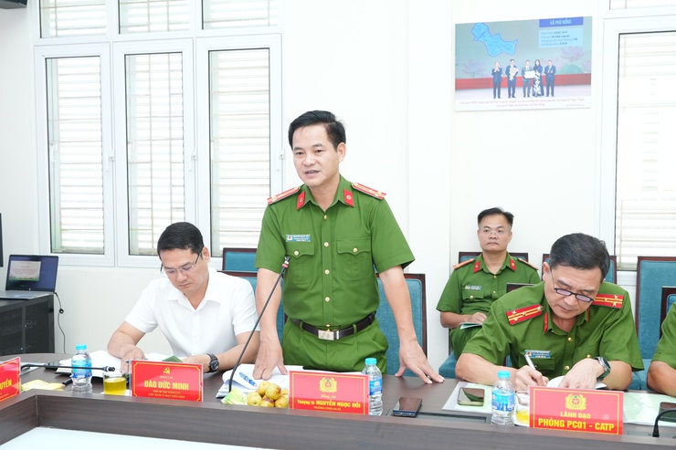 Thiếu tướng Dương Đức Hải, Phó Giám đốc Công an Thành phố Hà Nội làm việc với Công an xã Phù Đổng về toàn diện các mặt công tác.- Ảnh 2.