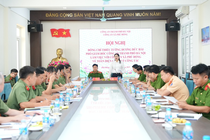 Thiếu tướng Dương Đức Hải, Phó Giám đốc Công an Thành phố Hà Nội làm việc với Công an xã Phù Đổng về toàn diện các mặt công tác.- Ảnh 3.