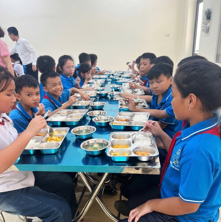 Phó Chủ tịch UBND xã Nguyễn Hồng Hải kiểm tra đột xuất công tác tổ chức bữa ăn bán trú tại trường Tiểu học Thanh Mai- Ảnh 3.