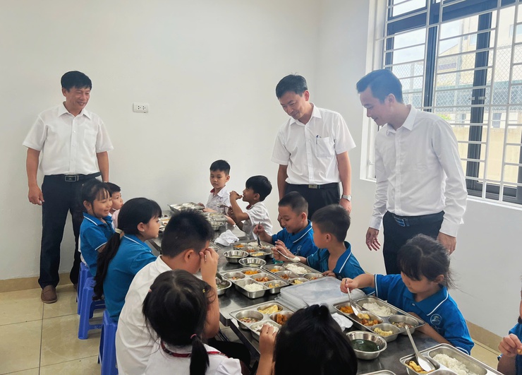Phó Chủ tịch UBND xã Nguyễn Hồng Hải kiểm tra đột xuất công tác tổ chức bữa ăn bán trú tại trường Tiểu học Thanh Mai- Ảnh 1.
