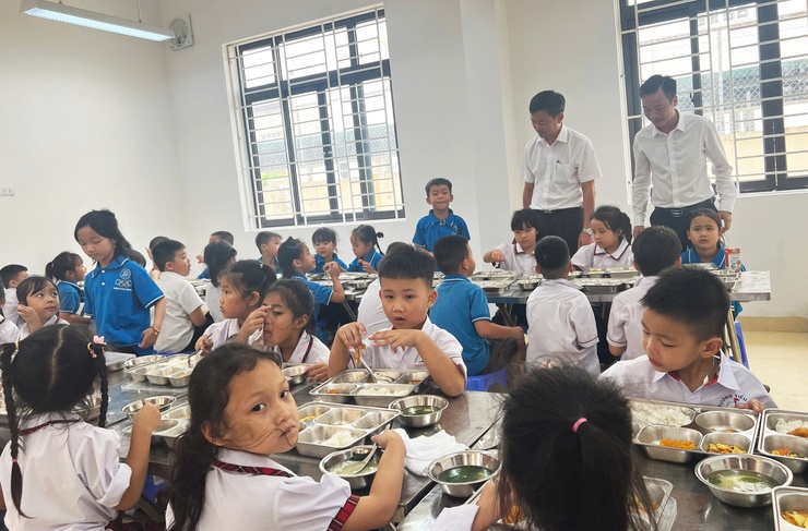 Phó Chủ tịch UBND xã Nguyễn Hồng Hải kiểm tra đột xuất công tác tổ chức bữa ăn bán trú tại trường Tiểu học Thanh Mai- Ảnh 2.