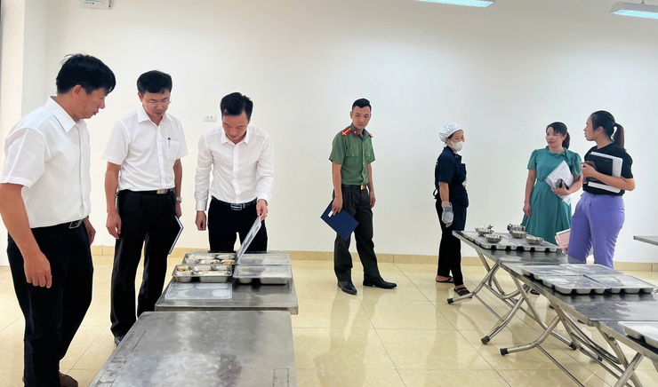 Phó Chủ tịch UBND xã Nguyễn Hồng Hải kiểm tra đột xuất công tác tổ chức bữa ăn bán trú tại trường Tiểu học Thanh Mai- Ảnh 4.