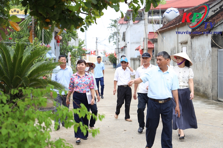 Xã Kiều Phú chính thức khởi động lại công tác kiểm tra, chấm điểm Cuộc thi “Giữ gìn đường làng, ngõ xóm, Thôn Sáng - xanh - sạch - đẹp và an toàn” năm 2025- Ảnh 2.