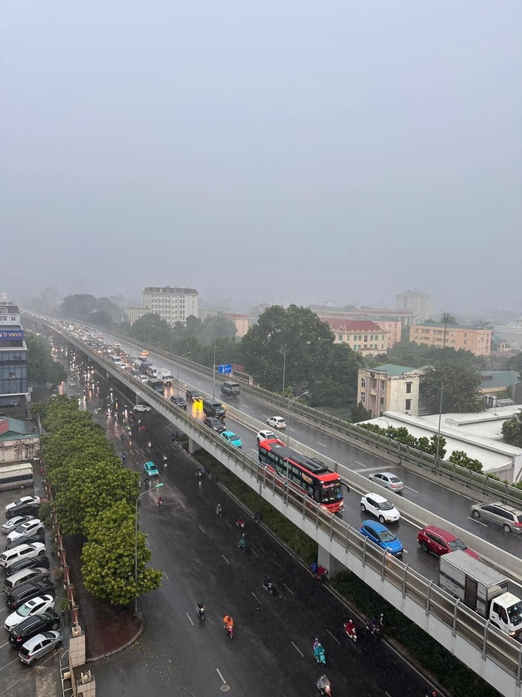 Hà Nội ngày 25/9: sáng có mưa, mưa rào và có nơi có dông trưa và chiều có mưa vừa, mưa to; bão số 9 đi vào đất liền Quảng Ninh bão số 10 chuẩn bị vào Biển Đông- Ảnh 1.
