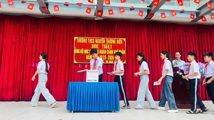 “Tiếp bước bạn đến trường”, Hành trình yêu thương lan tỏa từ mái trường THCS Nguyễn Thượng Hiền, xã Vân Đình, TP Hà Nội
- Ảnh 2.