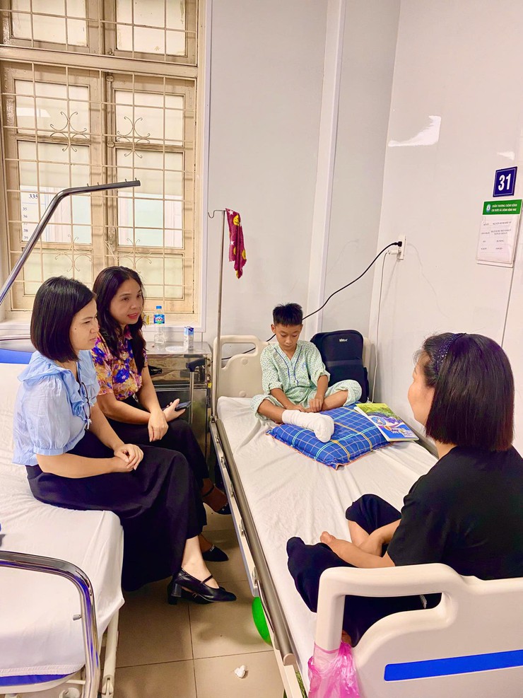 “Tiếp bước bạn đến trường”, Hành trình yêu thương lan tỏa từ mái trường THCS Nguyễn Thượng Hiền, xã Vân Đình, TP Hà Nội
- Ảnh 3.