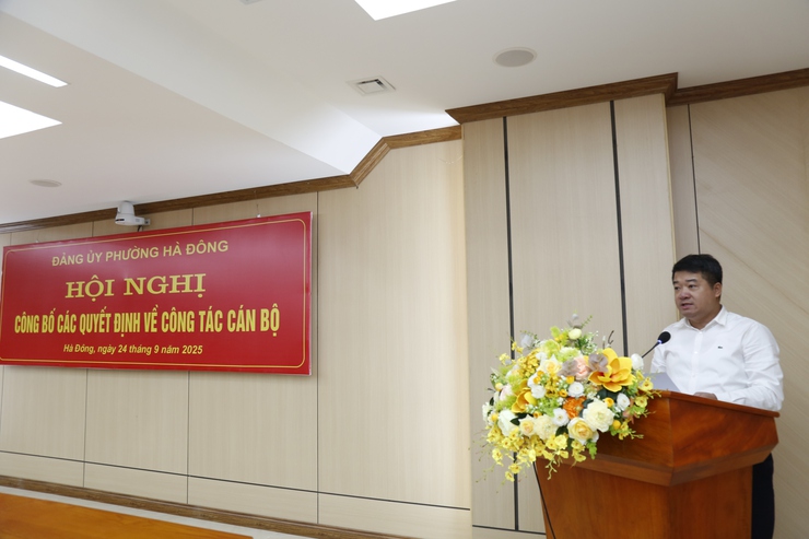 Đảng ủy phường Hà Đông tổ chức hội nghị công bố các Quyết định về công tác cán bộ- Ảnh 1.