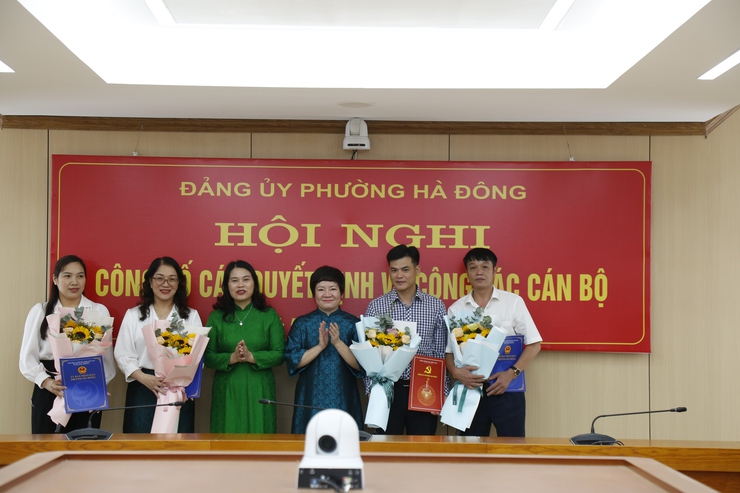 Đảng ủy phường Hà Đông tổ chức hội nghị công bố các Quyết định về công tác cán bộ- Ảnh 2.