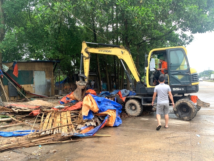 Xã Quang Minh ra quân giải tỏa vi phạm hành lang an toàn giao thông, lập lại trật tự đô thị tại một số tuyến đường chính- Ảnh 1.