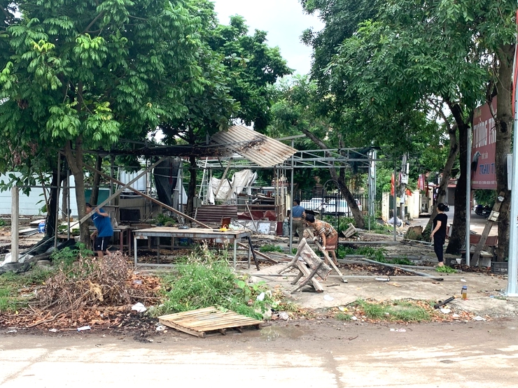 Xã Quang Minh ra quân giải tỏa vi phạm hành lang an toàn giao thông, lập lại trật tự đô thị tại một số tuyến đường chính- Ảnh 2.