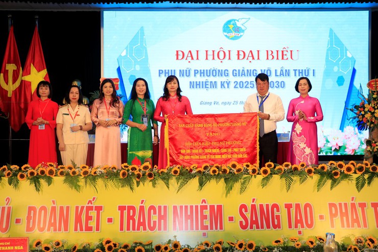Hội Liên hiệp phụ nữ phường  quyết tâm xây dựng tổ chức Hội thực sự vững mạnh trong nhiệm kỳ mới

- Ảnh 7.