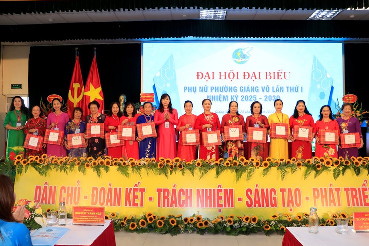 Hội Liên hiệp phụ nữ phường  quyết tâm xây dựng tổ chức Hội thực sự vững mạnh trong nhiệm kỳ mới

- Ảnh 8.