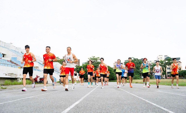 Đội tuyển phường Tây Tựu tích cực luyện tập tham giải chạy Báo Hà Nội Mới mở rộng lần thứ 50 - Vì hòa bình năm 2025- Ảnh 1.