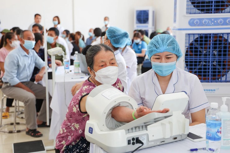 Xã Quang Minh: Chăm lo sức khỏe cộng đồng thông qua chương trình khám sức khỏe miễn phí - Ảnh 1.