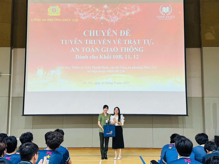 Công an phường Phúc Lợi tuyên truyền về trật tự, an toàn giao thông tại Trường trung học Vinschool The Harmony- Ảnh 2.