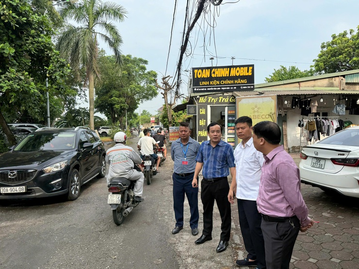 Phường Long Biên tăng cường các giải pháp đảm bảo an toàn giao thông.- Ảnh 2.