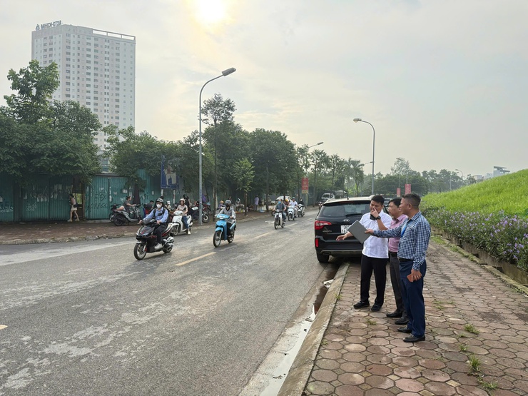 Phường Long Biên tăng cường các giải pháp đảm bảo an toàn giao thông.- Ảnh 1.