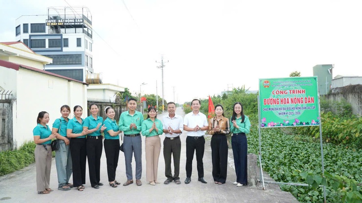 Hội Nông dân xã đã tổ chức gắn biển công trình “Đường hoa Nông dân” tại thôn Lưu Xá- Ảnh 1.