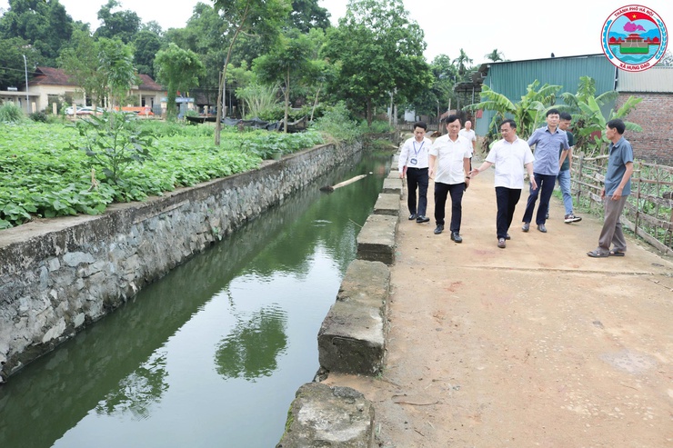 CHỦ TỊCH UBND XÃ HƯNG ĐẠO KIỂM TRA CÔNG TÁC BẢO VỆ MÔI TRƯỜNG TẠI LÀNG NGHỀ THÔN 12- Ảnh 4.