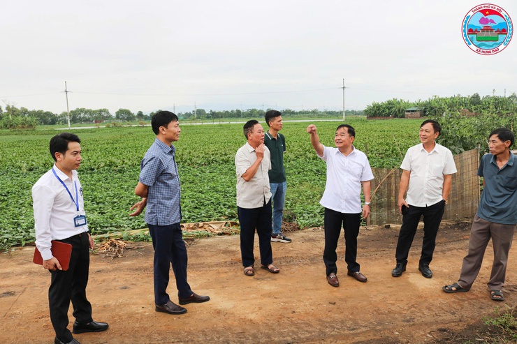CHỦ TỊCH UBND XÃ HƯNG ĐẠO KIỂM TRA CÔNG TÁC BẢO VỆ MÔI TRƯỜNG TẠI LÀNG NGHỀ THÔN 12- Ảnh 5.
