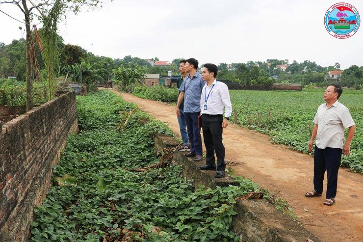 CHỦ TỊCH UBND XÃ HƯNG ĐẠO KIỂM TRA CÔNG TÁC BẢO VỆ MÔI TRƯỜNG TẠI LÀNG NGHỀ THÔN 12- Ảnh 3.