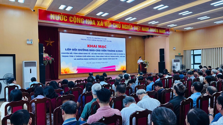 Trung tâm Chính trị khu vực Tây Hồ khai mạc  lớp bồi dưỡng báo cáo viên tháng 9/2025- Ảnh 1.
