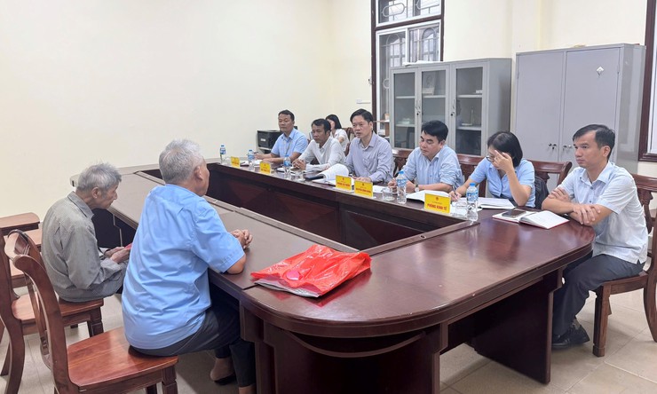 Đồng chí Bí thư Đảng uỷ, Chủ tịch HĐND xã chủ trì buổi tiếp công dân định kỳ - Ảnh 1.