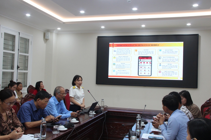 Hội nghị tập huấn hướng dẫn cài đặt và nộp thuế qua ứng dụng eTax Mobile trên địa bàn xã Thạch Thất năm 2025- Ảnh 15.