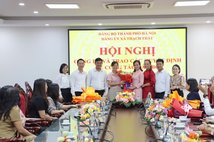 ĐẢNG ỦY XÃ THẠCH THẤT: CÔNG BỐ VÀ TRAO QUYẾT ĐỊNH VỀ CÔNG TÁC CÁN BỘ- Ảnh 6.