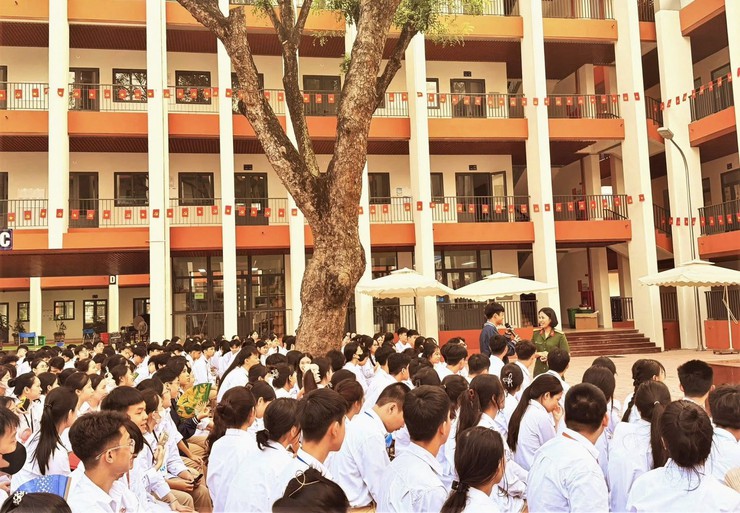 CÔNG AN XÃ SÓC SƠN PHỐI HỢP VỚI TRƯỜNG THPT ĐA PHÚC TUYÊN TRUYỀN PHÁP LUẬT VỀ TRẬT TỰ GIAO THÔNG- Ảnh 1.