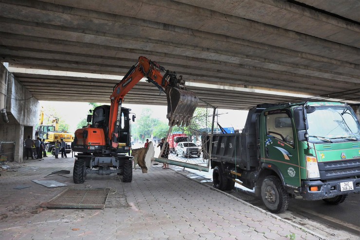 UBND XÃ SÓC SƠN RA QUÂN GIẢI TỎA VI PHẠM HÀNH LANG AN TOÀN GIAO THÔNG- Ảnh 4.