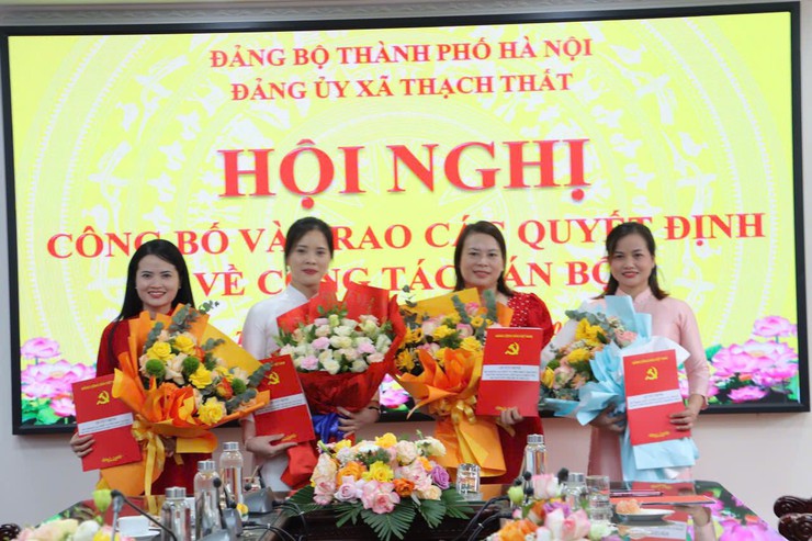 ĐẢNG ỦY XÃ THẠCH THẤT: CÔNG BỐ VÀ TRAO QUYẾT ĐỊNH VỀ CÔNG TÁC CÁN BỘ- Ảnh 7.
