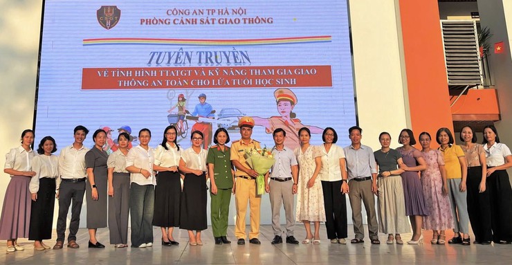 CÔNG AN XÃ SÓC SƠN PHỐI HỢP VỚI TRƯỜNG THPT ĐA PHÚC TUYÊN TRUYỀN PHÁP LUẬT VỀ TRẬT TỰ GIAO THÔNG- Ảnh 3.