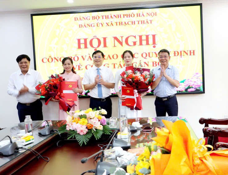 ĐẢNG ỦY XÃ THẠCH THẤT: CÔNG BỐ VÀ TRAO QUYẾT ĐỊNH VỀ CÔNG TÁC CÁN BỘ- Ảnh 1.