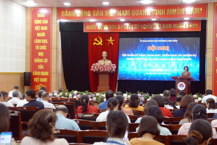 Phường Long Biên: Cải cách hành chính quý III/2025 
- Từ chuyển biến kỹ thuật đến thay đổi văn hóa phục vụ- Ảnh 2.