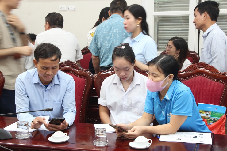 Hội nghị tập huấn hướng dẫn cài đặt và nộp thuế qua ứng dụng eTax Mobile trên địa bàn xã Thạch Thất năm 2025- Ảnh 5.