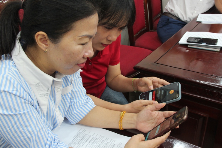 Hội nghị tập huấn hướng dẫn cài đặt và nộp thuế qua ứng dụng eTax Mobile trên địa bàn xã Thạch Thất năm 2025- Ảnh 8.