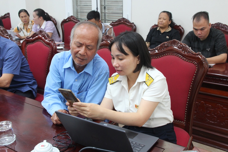Hội nghị tập huấn hướng dẫn cài đặt và nộp thuế qua ứng dụng eTax Mobile trên địa bàn xã Thạch Thất năm 2025- Ảnh 7.