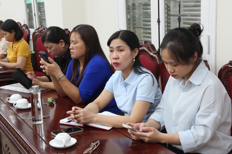 Hội nghị tập huấn hướng dẫn cài đặt và nộp thuế qua ứng dụng eTax Mobile trên địa bàn xã Thạch Thất năm 2025- Ảnh 14.