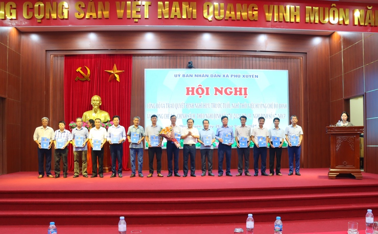 Hội nghị công bố và trao quyết định nghỉ hưu trước tuổi, nghỉ thôi việc hưởng chế độ BHXH và hưởng chế độ, chính sách theo các Nghị định số 178, 67 của Chính phủ- Ảnh 2.
