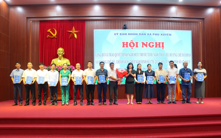 Hội nghị công bố và trao quyết định nghỉ hưu trước tuổi, nghỉ thôi việc hưởng chế độ BHXH và hưởng chế độ, chính sách theo các Nghị định số 178, 67 của Chính phủ- Ảnh 3.