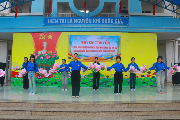Công an xã Tam Hưng đồng hành, lan tỏa giáo dục pháp luật cho 900 học sinh Trung tâm GDNN – GDTX Thanh Oai- Ảnh 1.