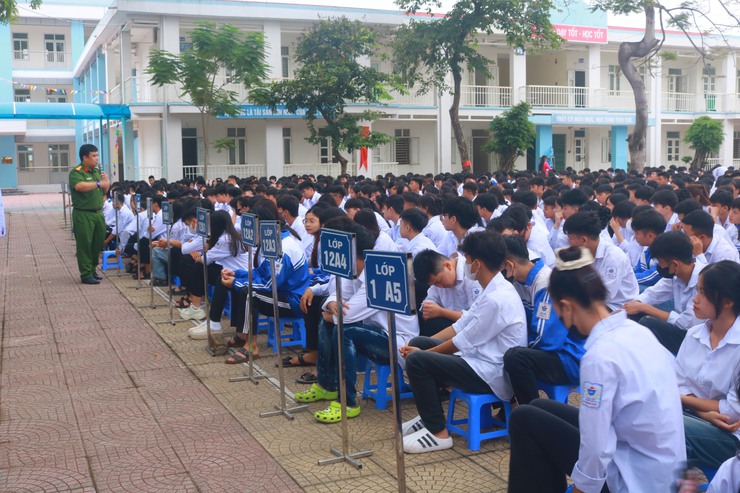 Công an xã Tam Hưng đồng hành, lan tỏa giáo dục pháp luật cho 900 học sinh Trung tâm GDNN – GDTX Thanh Oai- Ảnh 5.