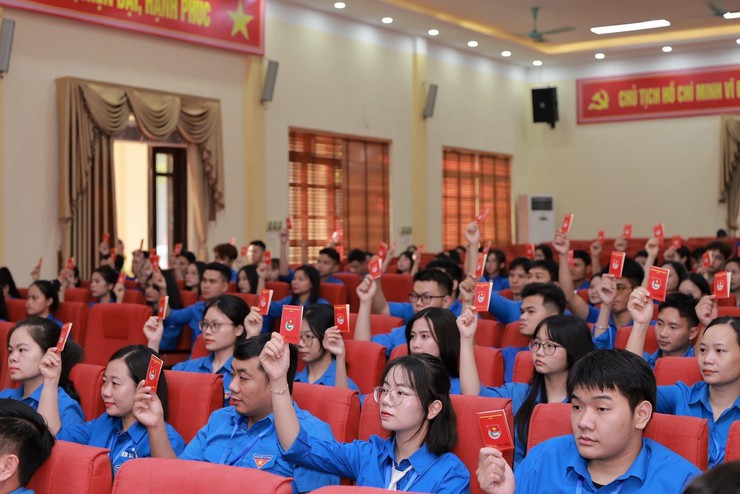 Đẩy mạnh phổ biến, giáo dục pháp luật nhằm nâng cao ý thức chấp hành pháp luật của thanh thiếu niên; gắn giáo dục pháp luật với giáo dục tư tưởng chính trị, đạo đức, lối sống văn hóa - Ảnh 1.