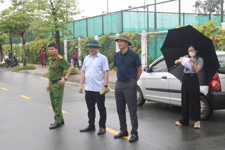 UBND phường Tây Mỗ tổ chức cưỡng chế các công trình vi phạm đất đai khu vực giáp ngòi Tùng Khê- Ảnh 1.
