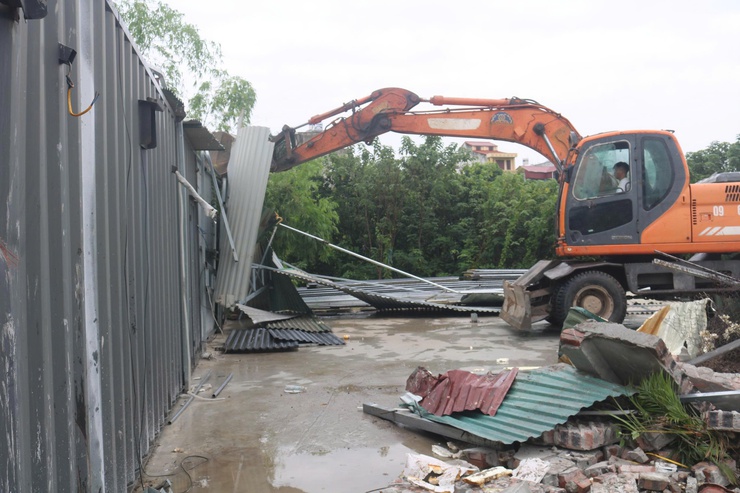 UBND phường Tây Mỗ tổ chức cưỡng chế các công trình vi phạm đất đai khu vực giáp ngòi Tùng Khê- Ảnh 2.