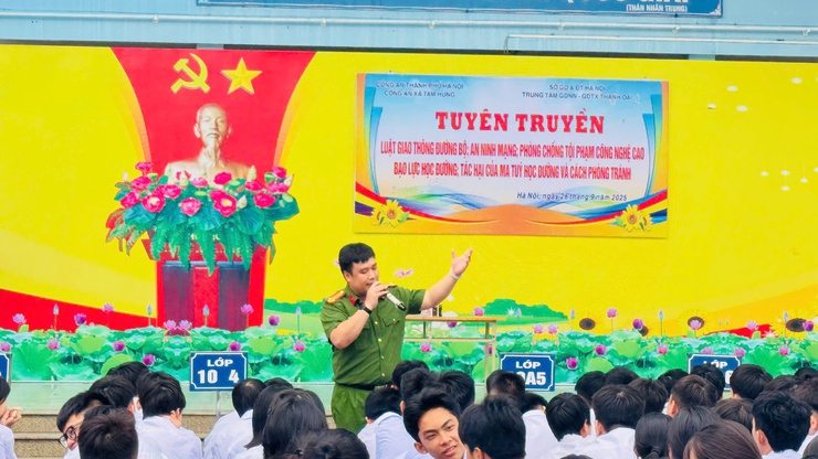 Công an xã Tam Hưng đồng hành, lan tỏa giáo dục pháp luật cho 900 học sinh Trung tâm GDNN – GDTX Thanh Oai- Ảnh 4.
