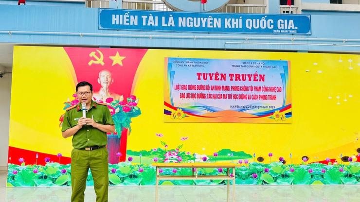 Công an xã Tam Hưng đồng hành, lan tỏa giáo dục pháp luật cho 900 học sinh Trung tâm GDNN – GDTX Thanh Oai- Ảnh 6.