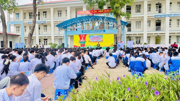 Công an xã Tam Hưng đồng hành, lan tỏa giáo dục pháp luật cho 900 học sinh Trung tâm GDNN – GDTX Thanh Oai- Ảnh 7.