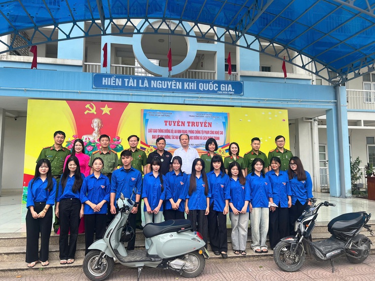Công an xã Tam Hưng đồng hành, lan tỏa giáo dục pháp luật cho 900 học sinh Trung tâm GDNN – GDTX Thanh Oai- Ảnh 12.